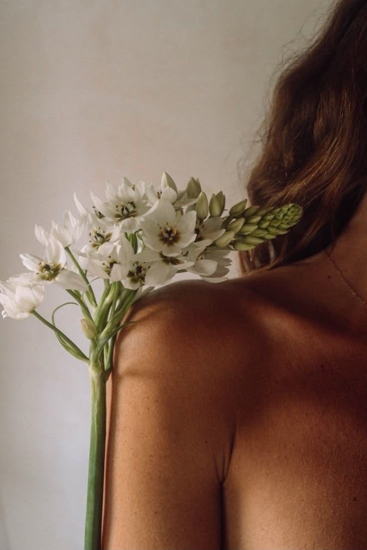 Composición editorial en tonos nude con flores